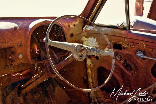 Australien Autowrack im Outback Hermansburg 